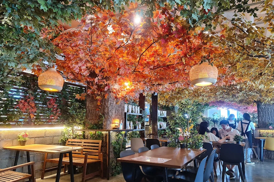 Cafe Kreams's Korean autumn-themed interior