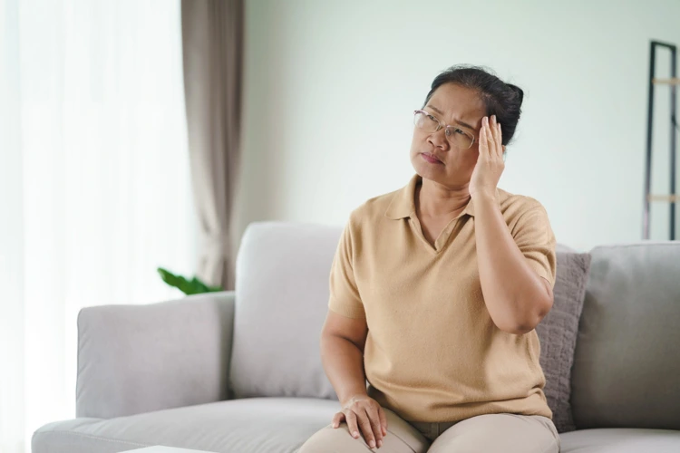 Elderly lady showing signs of poor memory through difficulty of remembering things.