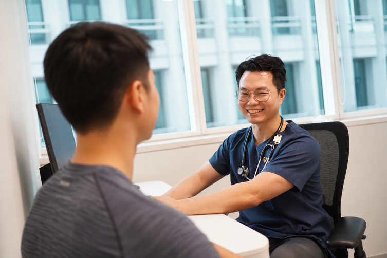 Doctor consulting a patient at an ATA Medical lifestyle medicine clinic.