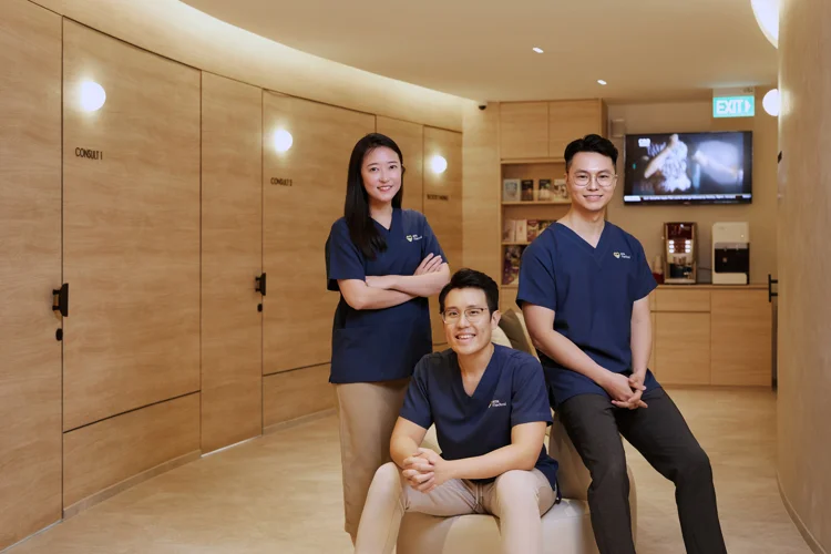 爱德医疗的男女医师团队在诊所内合影。