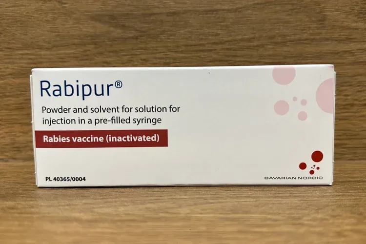 放在木桌上的 Rabipur 狂犬病疫苗包装盒