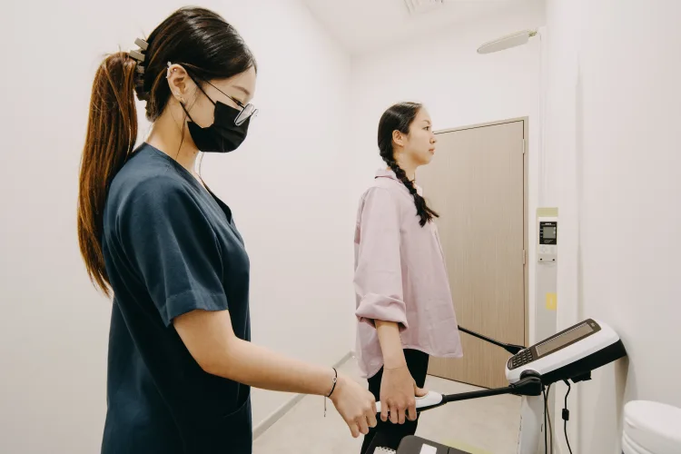 护士为女性进行 InBody 身体成分与 BMI 测量，用于制定减肥方案